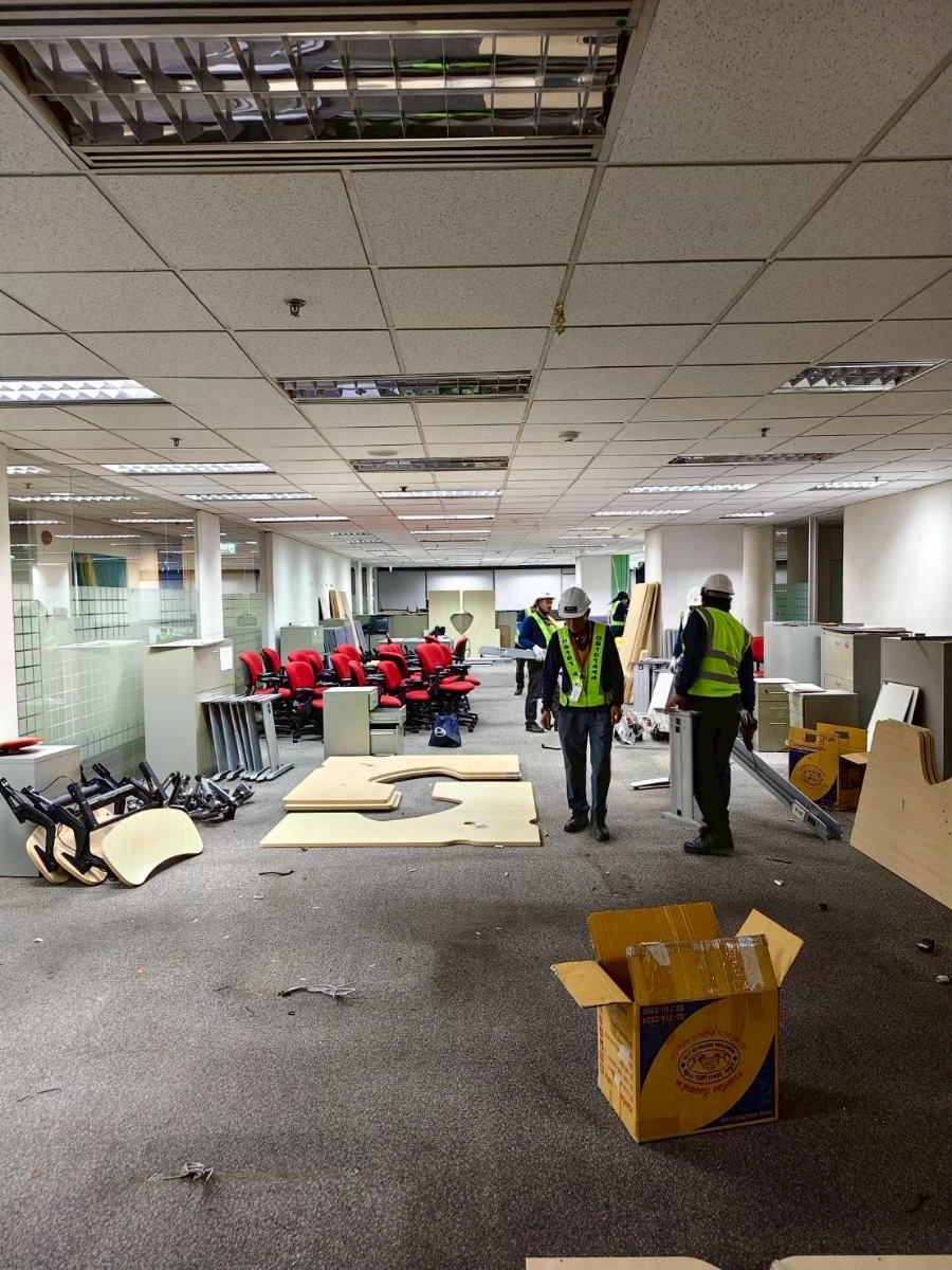 ผลงานการรื้อถอดขนย้ายประกอบติดตั้งเฟอร์นิเจอร์โต๊ะทำงาน